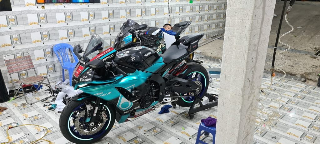 yamaha r1 dán tem trùm candy petronas 2