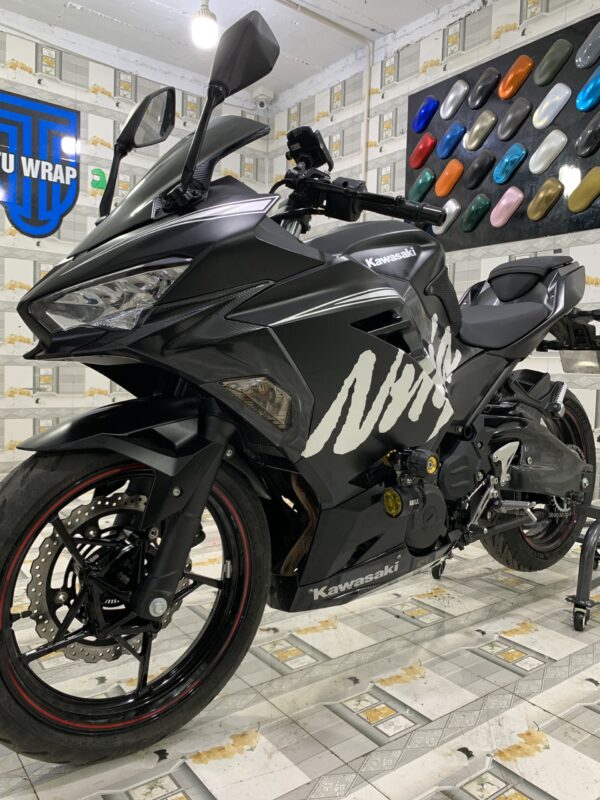 kawasaki ninja 400 dán đổi màu xe máy đen bóng lên tem rời