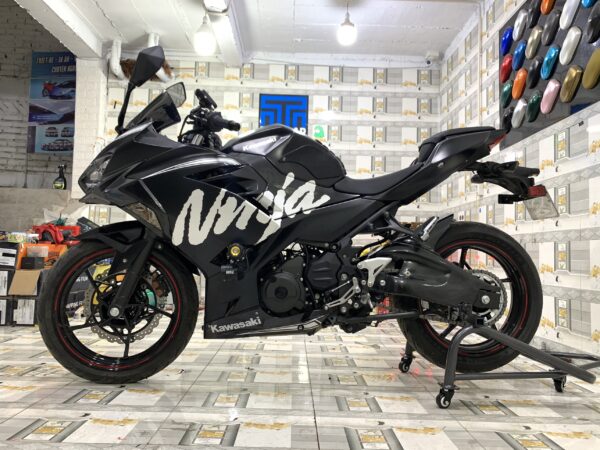 kawasaki ninja 400 dán đổi màu xe máy đen bóng lên tem rời